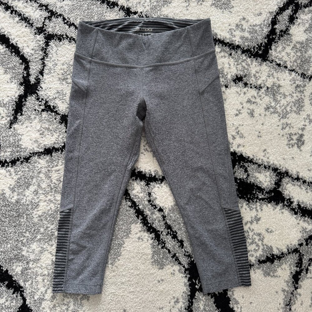 Gray Capri Leggings w/ Striped Panels & Back Zip Pocket – Secure & Stylish ✨